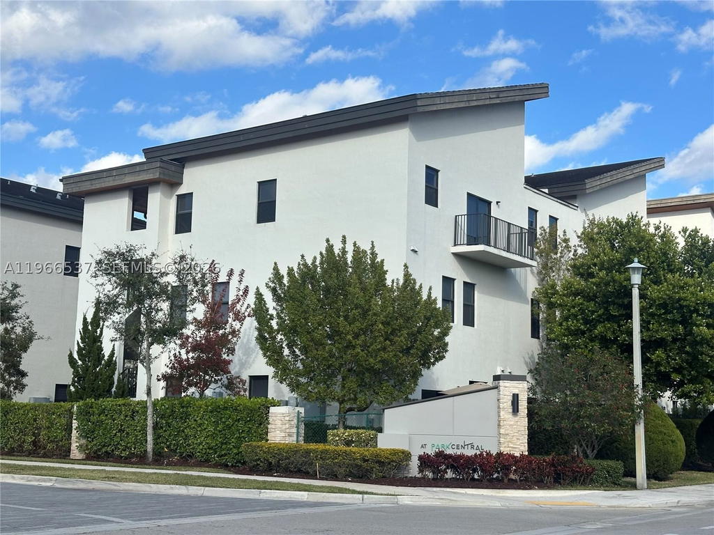 Real estate property located at 10407 82nd St #5, Miami-dade, Highland At Park Central, Doral, FL
