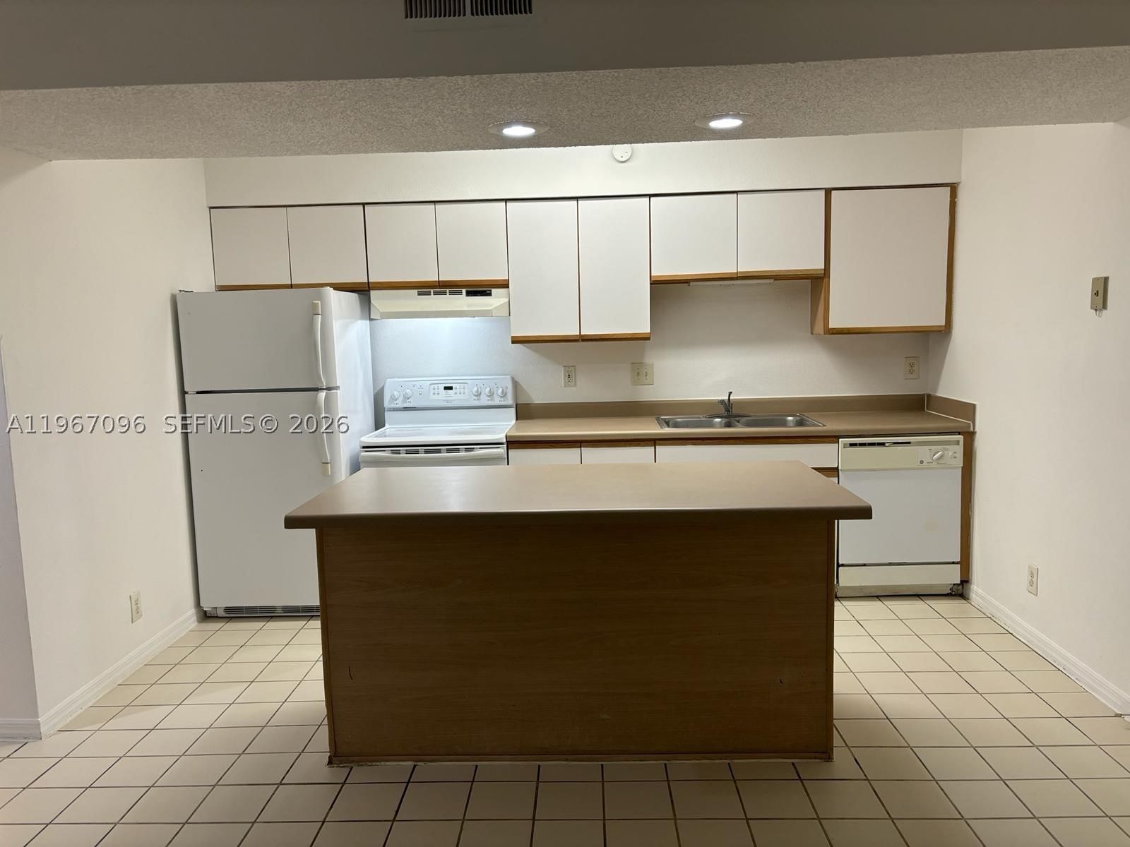 Real estate property located at 3985 Mcnab Rd A302, Broward, Windward Lakes Condo, Pompano Beach, FL