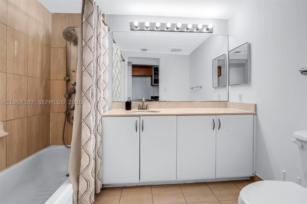 Real estate property located at 1750 Bayshore Dr #4507, Miami-dade, Opera Tower Condo, Miami, FL