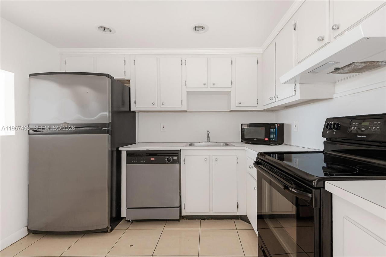 Real estate property located at 1200 Miami Gardens Dr #905W, Miami-dade, Wilshire Condo, Miami, FL