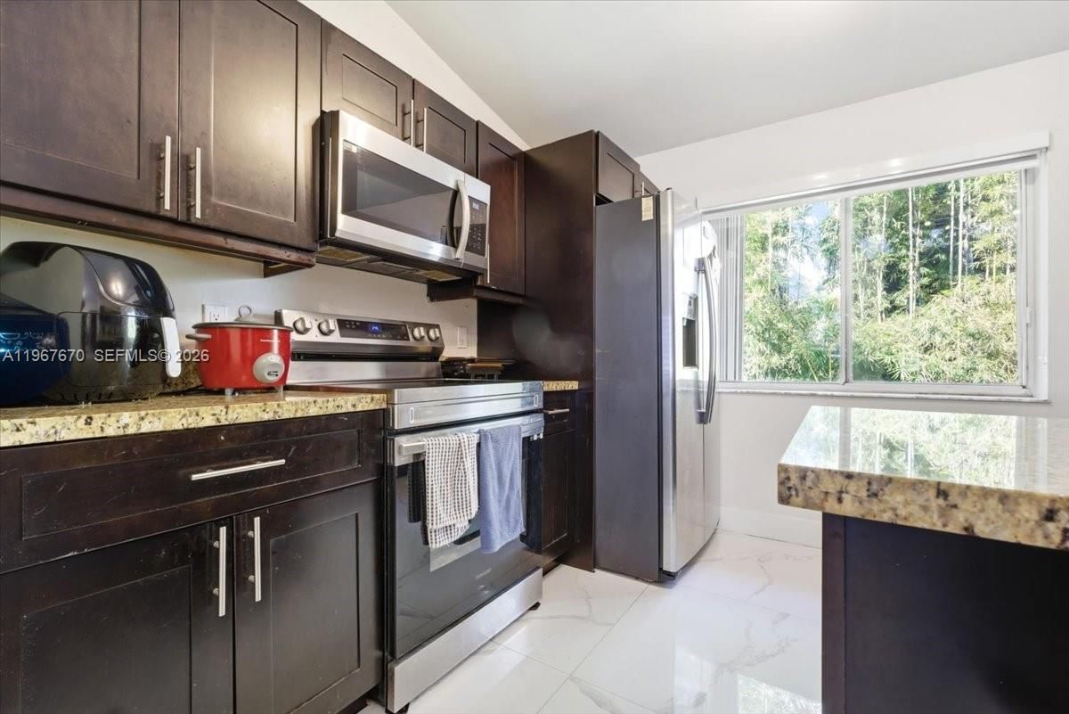 Real estate property located at 8027 Lake Dr #201, Miami-dade, Doral Court Condo, Doral, FL
