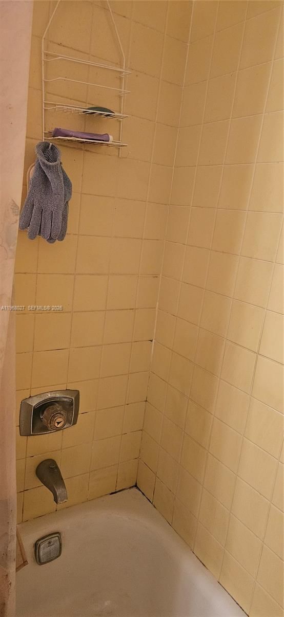 Real estate property located at 2649 48th Ter #338, Broward, Cypress Chase Condo No 8, Lauderdale Lakes, FL