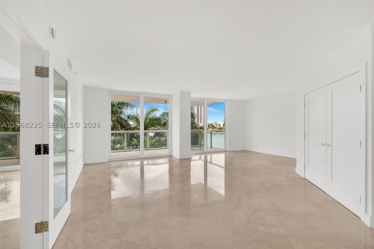 Real estate property located at 10 Venetian Way #403, Miami-dade, The Grand Venetian Condo, Miami Beach, FL
