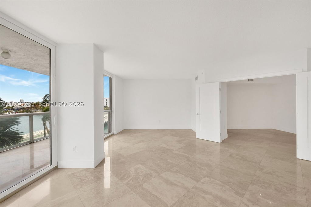Real estate property located at 10 Venetian Way #403, Miami-dade, The Grand Venetian Condo, Miami Beach, FL