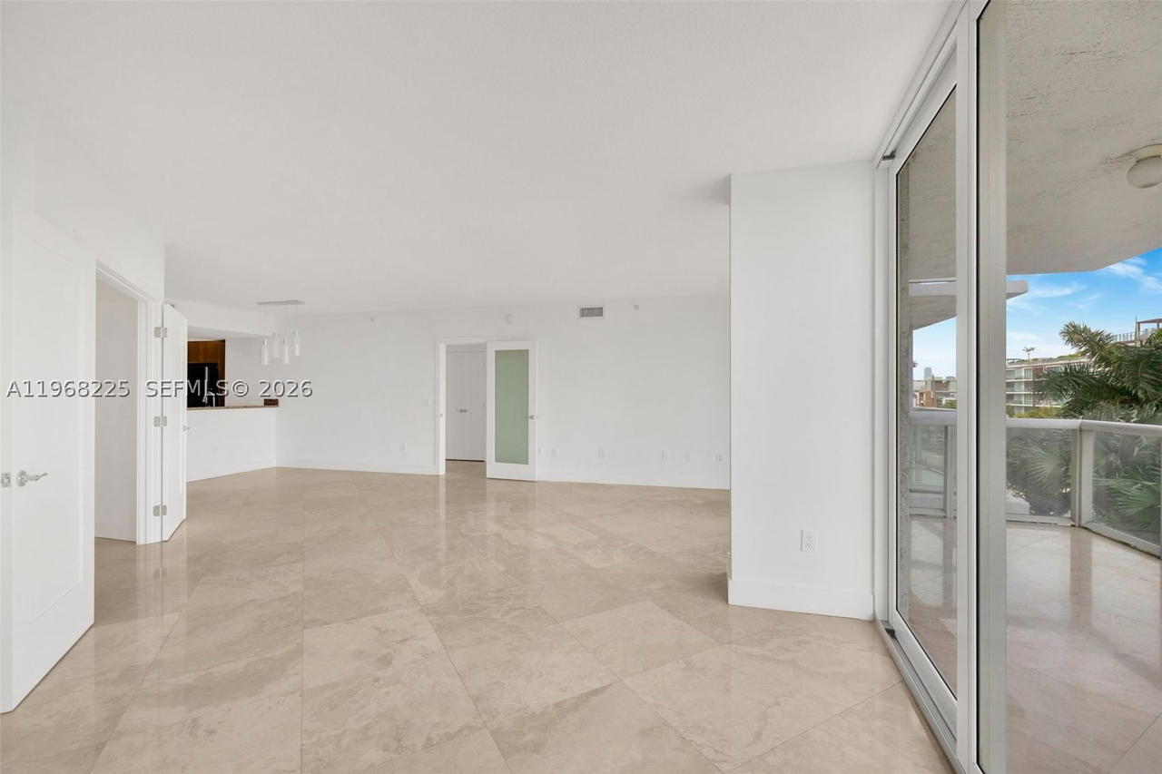 Real estate property located at 10 Venetian Way #403, Miami-dade, The Grand Venetian Condo, Miami Beach, FL