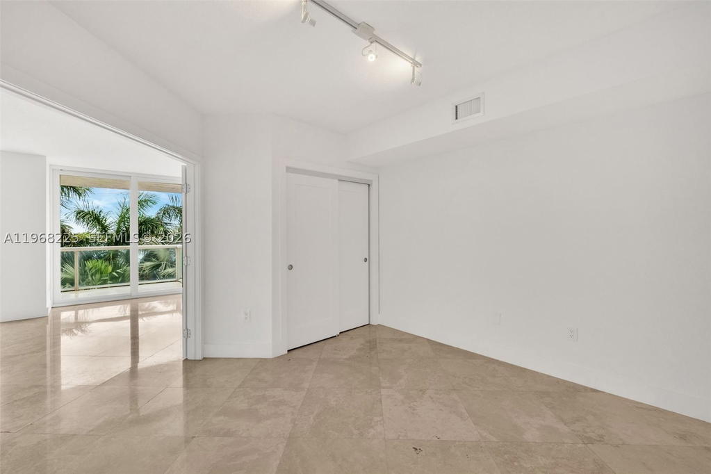 Real estate property located at 10 Venetian Way #403, Miami-dade, The Grand Venetian Condo, Miami Beach, FL