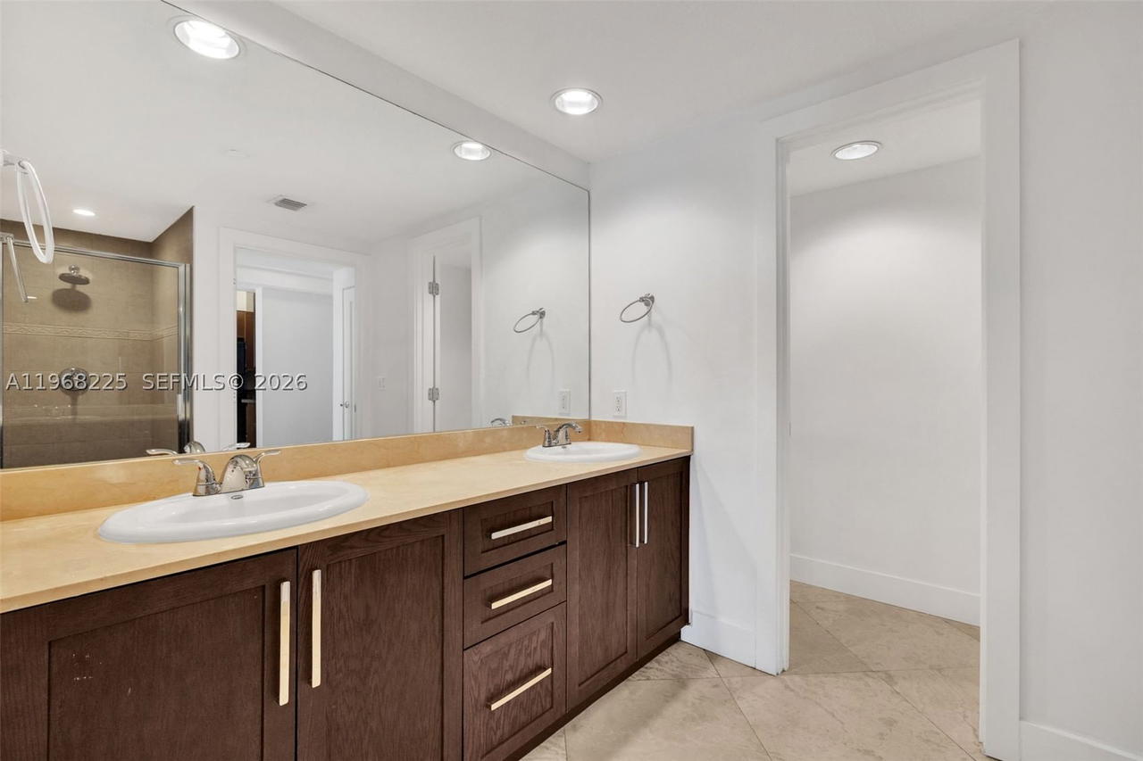 Real estate property located at 10 Venetian Way #403, Miami-dade, The Grand Venetian Condo, Miami Beach, FL