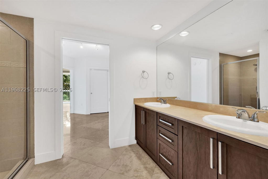 Real estate property located at 10 Venetian Way #403, Miami-dade, The Grand Venetian Condo, Miami Beach, FL