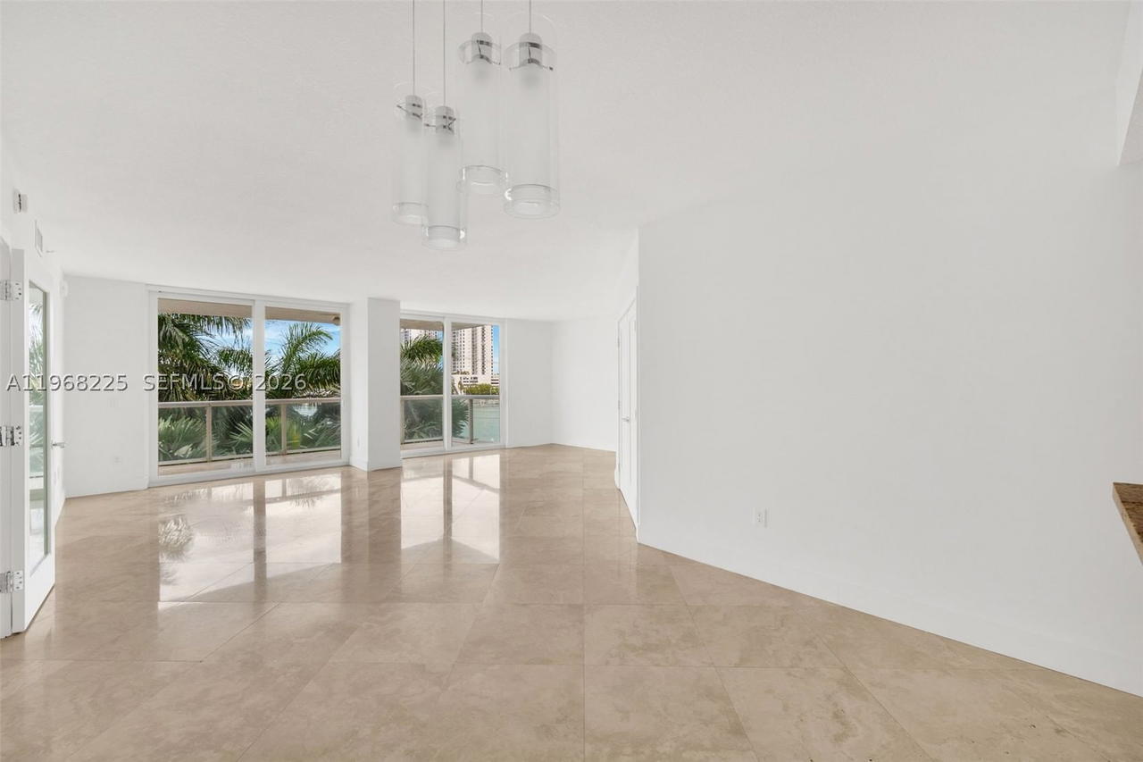 Real estate property located at 10 Venetian Way #403, Miami-dade, The Grand Venetian Condo, Miami Beach, FL