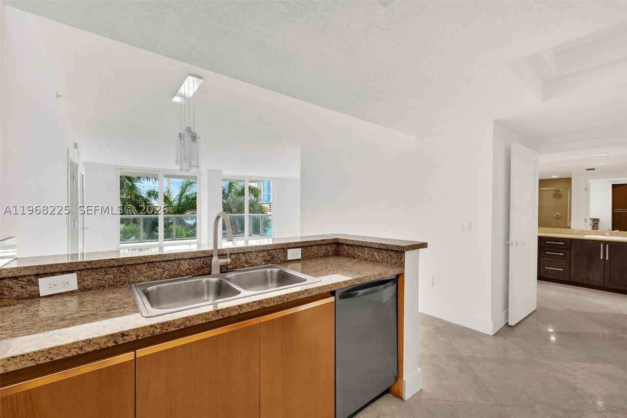 Real estate property located at 10 Venetian Way #403, Miami-dade, The Grand Venetian Condo, Miami Beach, FL
