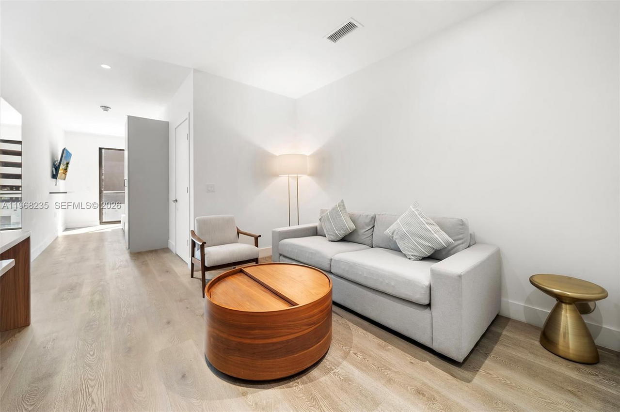 Real estate property located at 229 9th St #208, Miami-dade, Smart Brickell, Miami, FL