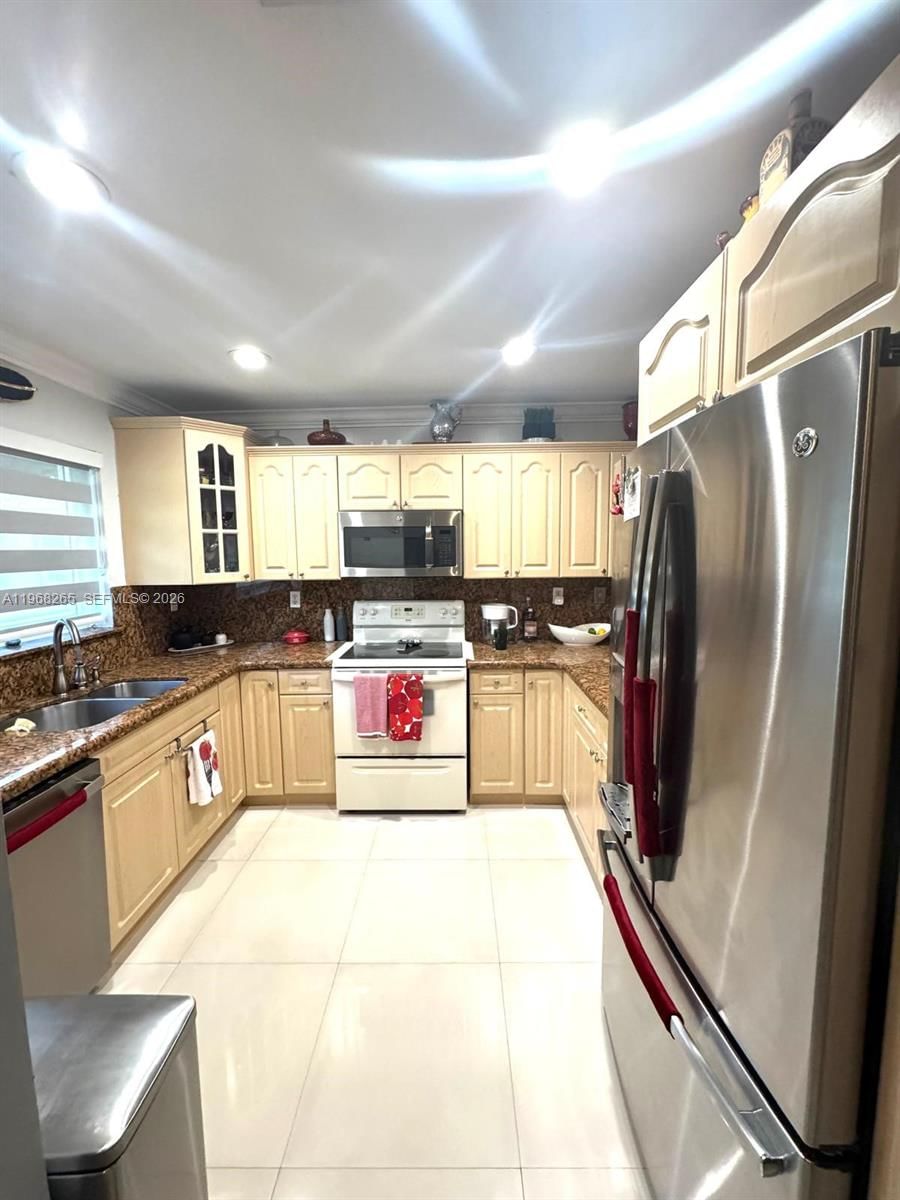 Real estate property located at 11163 7th St #204-19, Miami-dade, Patio West One Condo, Miami, FL