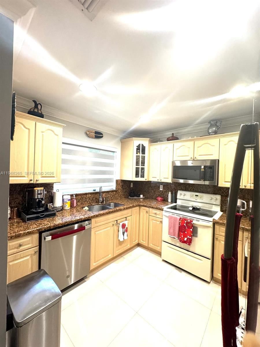Real estate property located at 11163 7th St #204-19, Miami-dade, Patio West One Condo, Miami, FL
