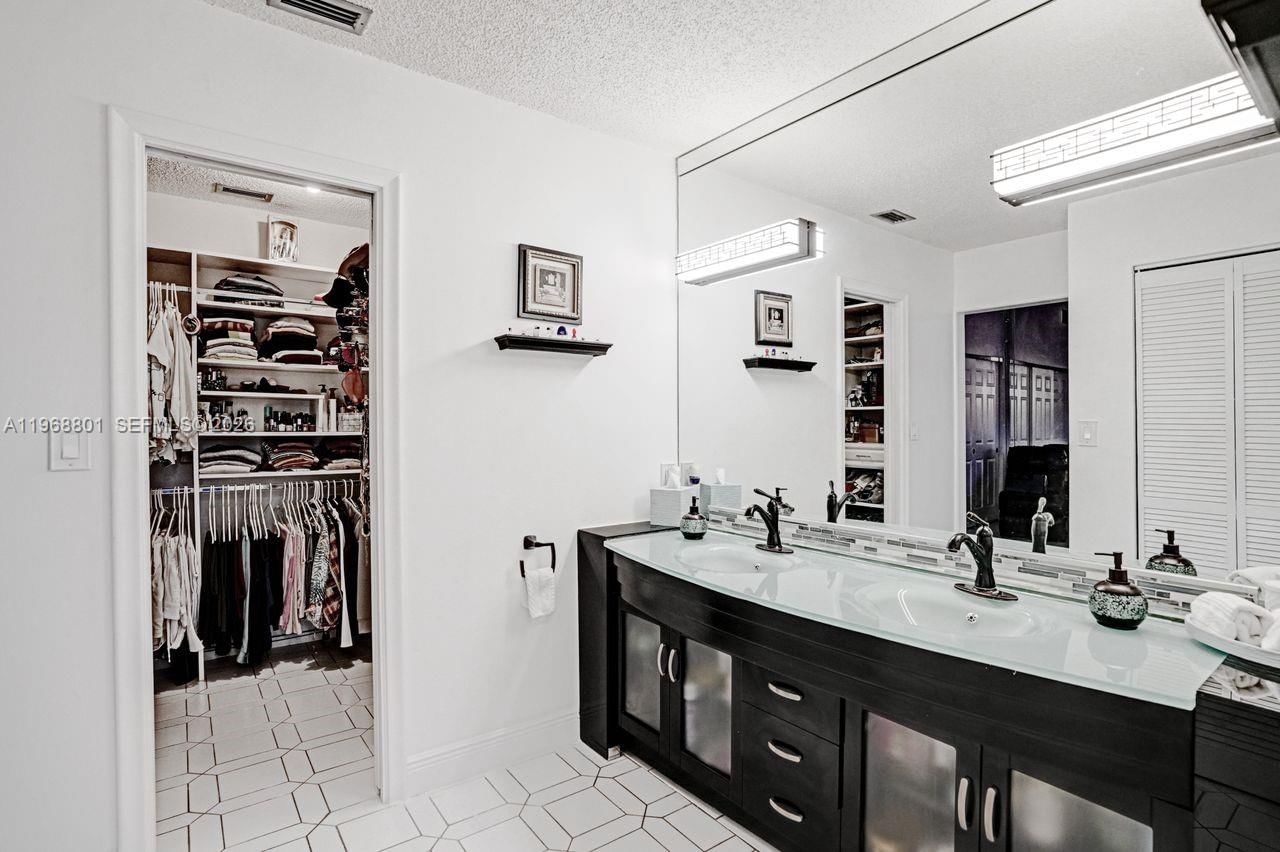 Real estate property located at 8084 Buttonwood Cir, Broward, Woodmont Tract 65, Tamarac, FL