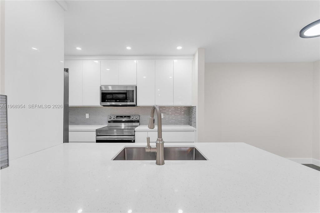 Real estate property located at 8660 149th Ave #208, Miami-dade, Lago Del Rey Condo #1, Miami, FL
