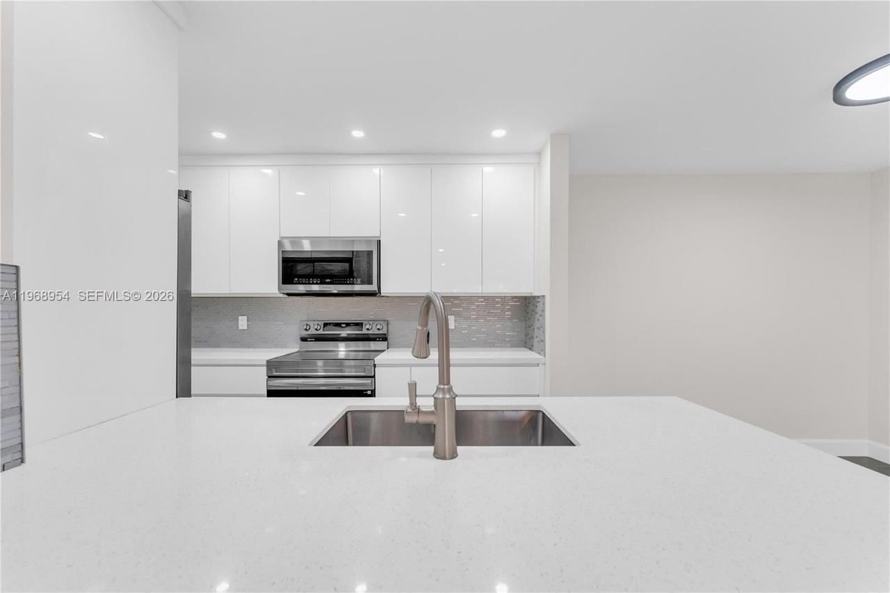 Real estate property located at 8660 149th Ave #208, Miami-dade, Lago Del Rey Condo #1, Miami, FL