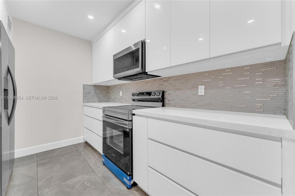 Real estate property located at 8660 149th Ave #208, Miami-dade, Lago Del Rey Condo #1, Miami, FL