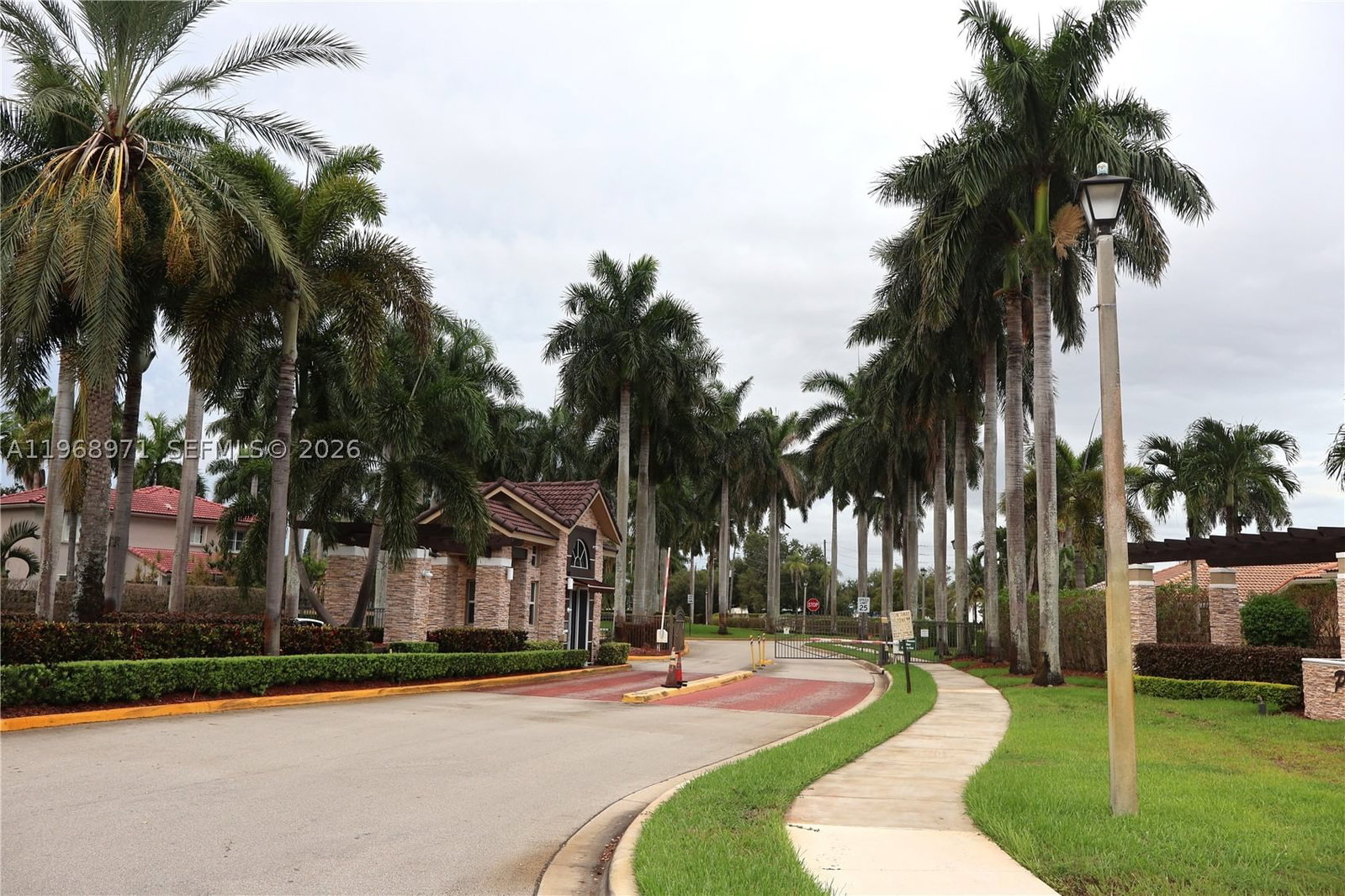 Real estate property located at 14070 Forest Oak Cir, Broward, West Park-west Parcel, Davie, FL