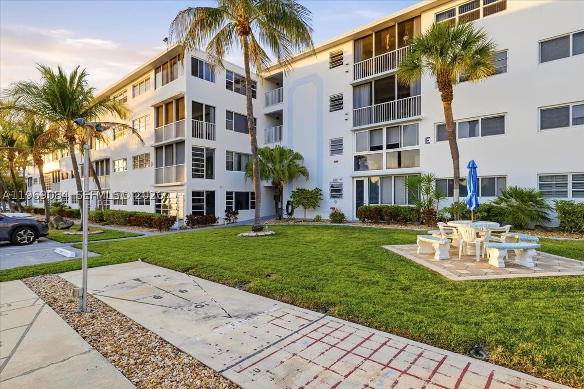 Real estate property located at 3201 8th St #405, Broward, Oceanside North Condo, Pompano Beach, FL