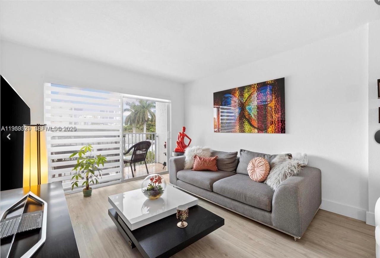 Real estate property located at 2530 3rd Ave #305, Miami-dade, Coral Way Manor Condo, Miami, FL