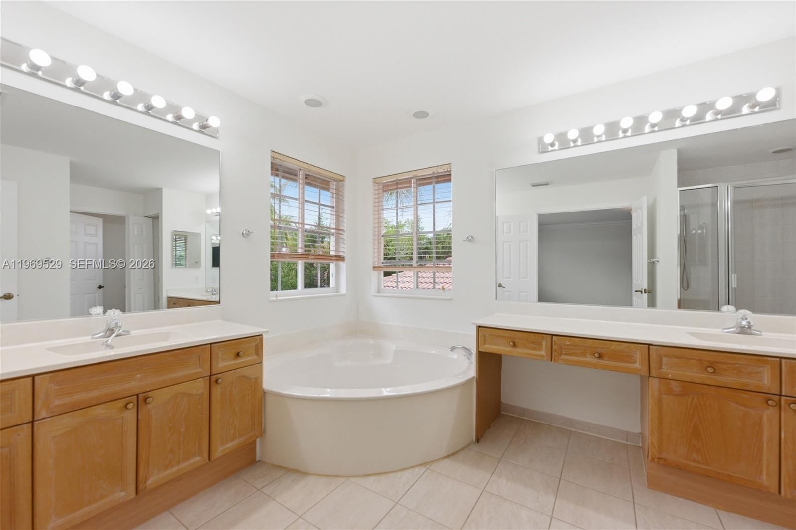 Real estate property located at 2455 Greenbrier Ct, Broward, Hunters Pointe 1, Weston, FL