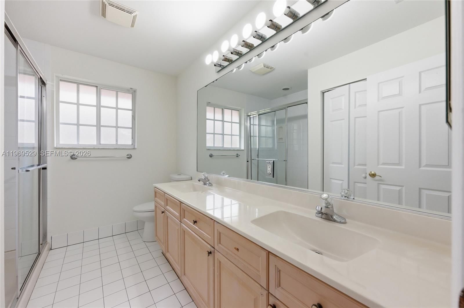 Real estate property located at 2455 Greenbrier Ct, Broward, Hunters Pointe 1, Weston, FL