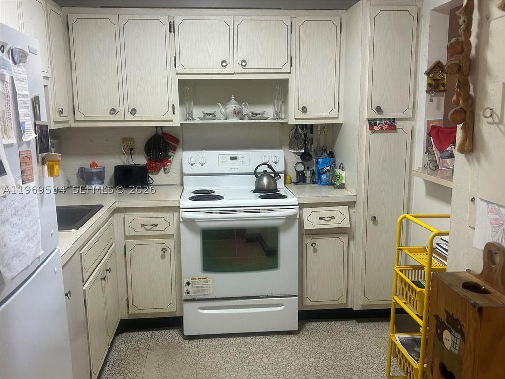 Real estate property located at 7118 Bonita Dr #704, Miami-dade, Fountain Towers Condo, Miami Beach, FL