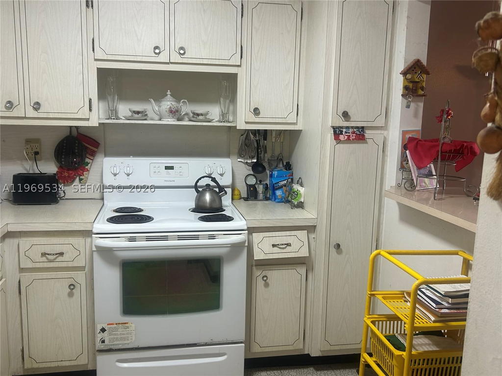 Real estate property located at 7118 Bonita Dr #704, Miami-dade, Fountain Towers Condo, Miami Beach, FL