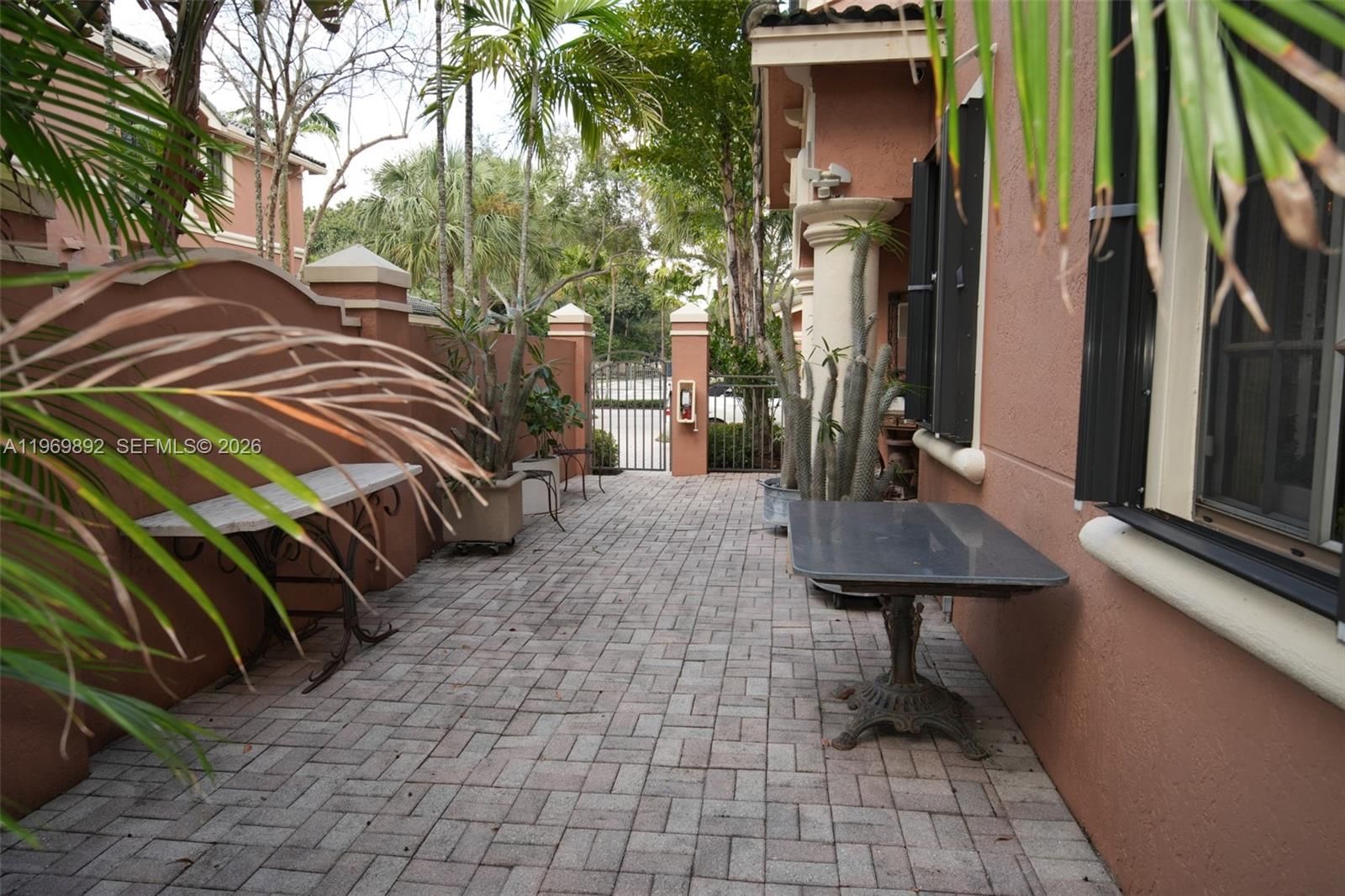 Real estate property located at 2706 Kinsington Cir #23-2, Broward, Legends At Weston Hills, Weston, FL