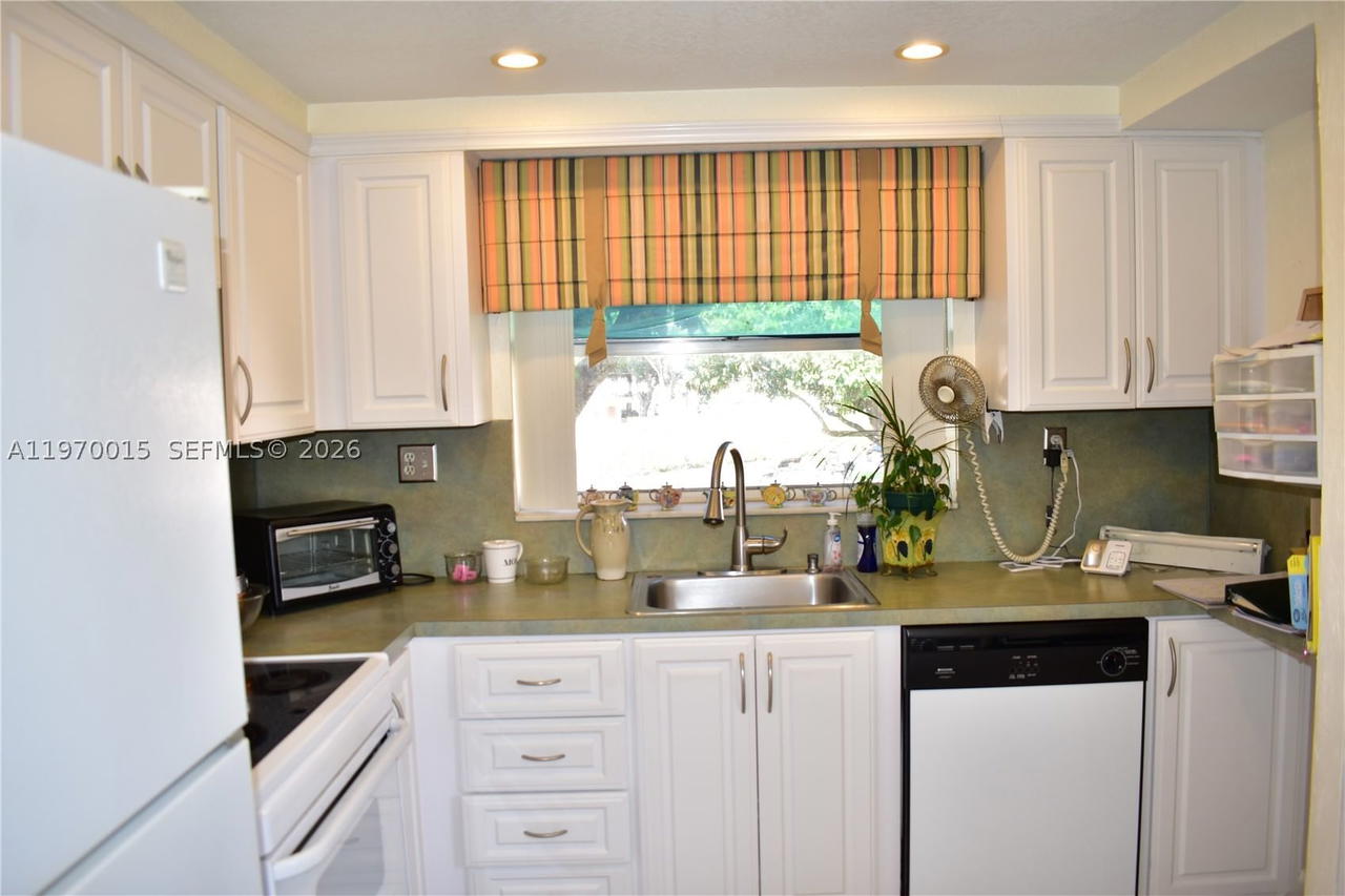 Real estate property located at 9681 Sunrise Lakes Blvd #201, Broward, Sunrise Lakes 136 Condo, Sunrise, FL