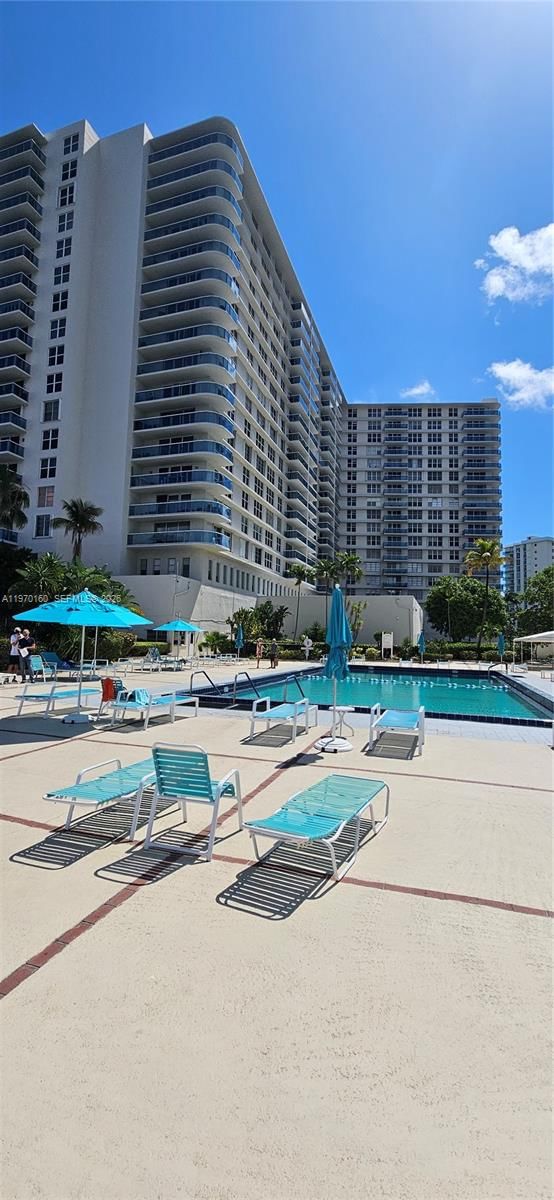 Real estate property located at 3800 Ocean Dr #322, Broward, Hallmark Of Hollywood Con, Hollywood, FL
