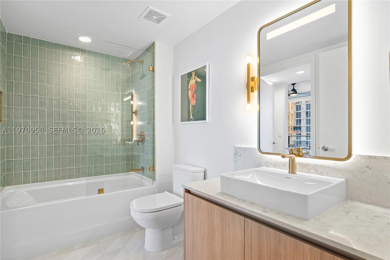 Real estate property located at 159 6th St #2707, Miami-dade, 159 Ne 6th Street Condo, Miami, FL
