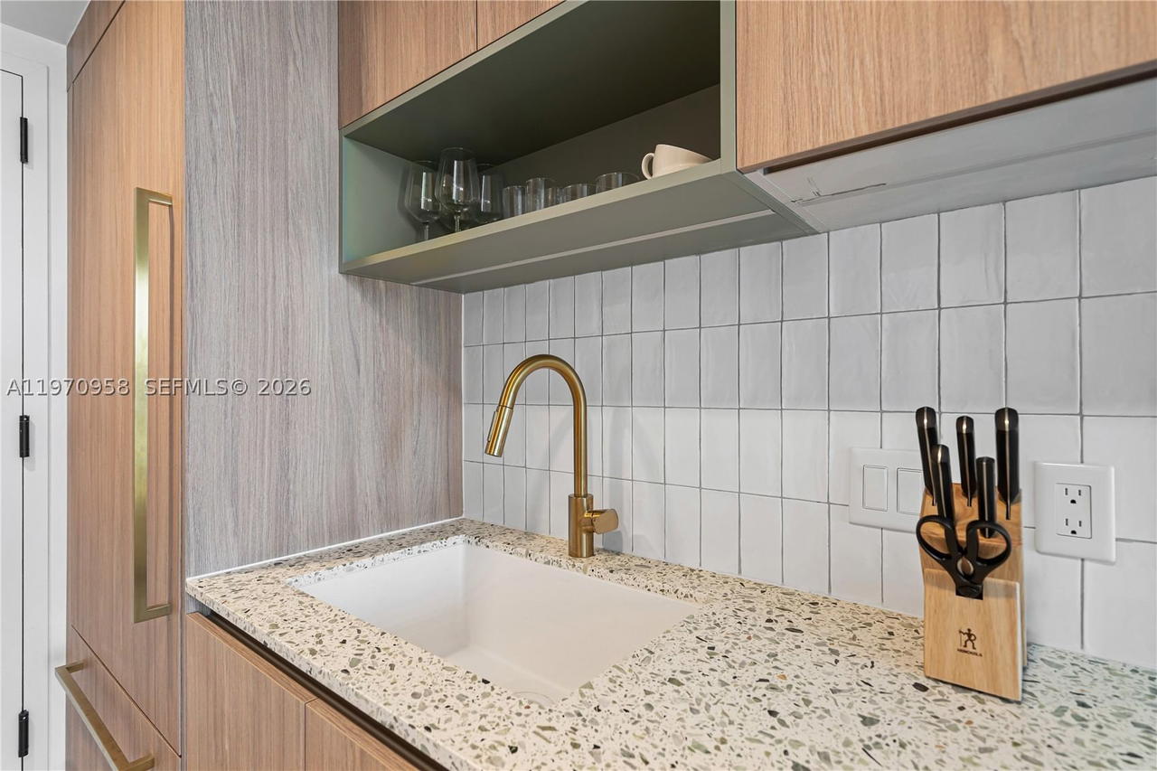 Real estate property located at 159 6th St #2707, Miami-dade, 159 Ne 6th Street Condo, Miami, FL