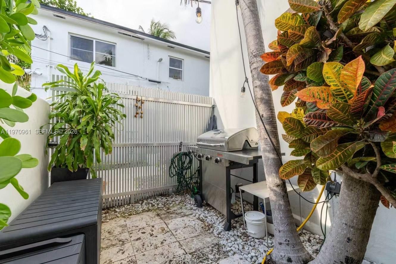 Real estate property located at 1061 Michigan Ave #4, Miami-dade, Casa 40 Condo, Miami Beach, FL