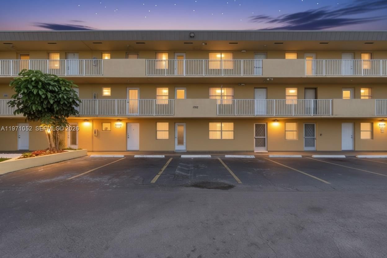Real estate property located at 1302 191st St A221, Miami-dade, Fifth Forum Condo, Miami, FL