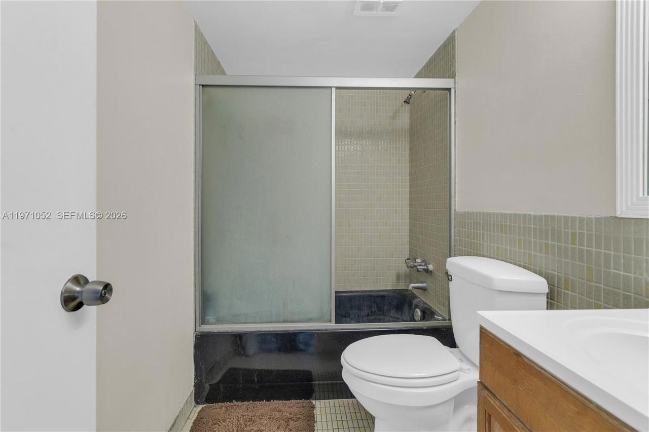 Real estate property located at 1302 191st St A221, Miami-dade, Fifth Forum Condo, Miami, FL