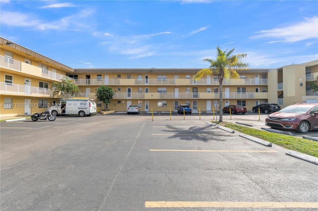 Real estate property located at 1302 191st St A221, Miami-dade, Fifth Forum Condo, Miami, FL