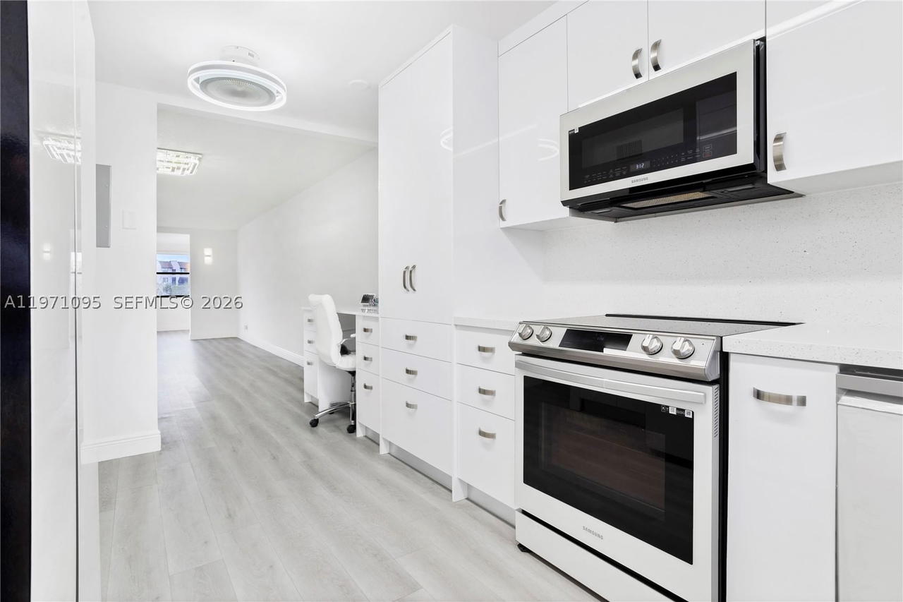 Real estate property located at 10207 Sunrise Lakes Blvd #204, Broward, Sunrise Lakes 158 Condo, Sunrise, FL