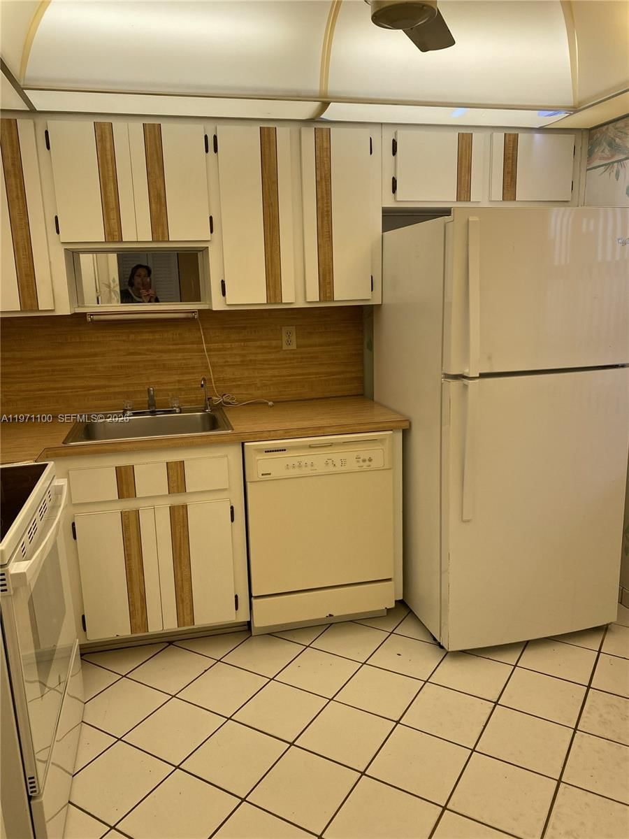 Real estate property located at 8201 Byron Ave #405, Miami-dade, Byron Bay Condo, Miami Beach, FL