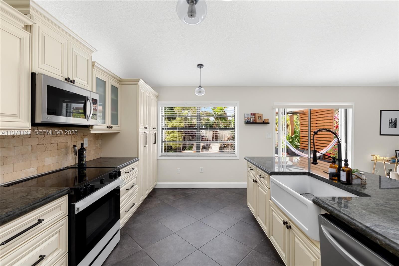 Real estate property located at 13810 Roanoke St, Broward, Shenandoah Section One, Davie, FL