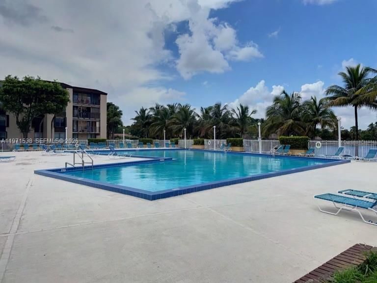 Real estate property located at 14301 Kendall Dr #111B, Miami-dade, Promenade At Kendale Lake, Miami, FL
