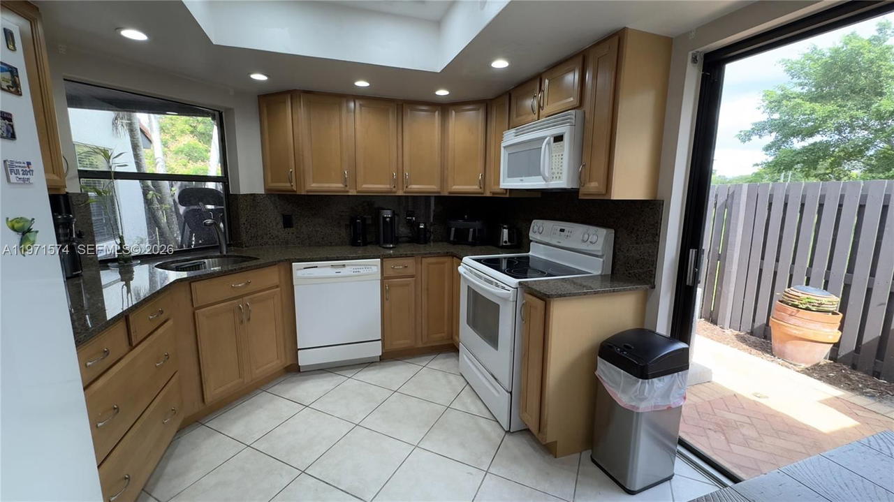 Real estate property located at 15205 45th Ter #45E, Miami-dade, Lakes Meadow Vilg Homes C, Miami, FL