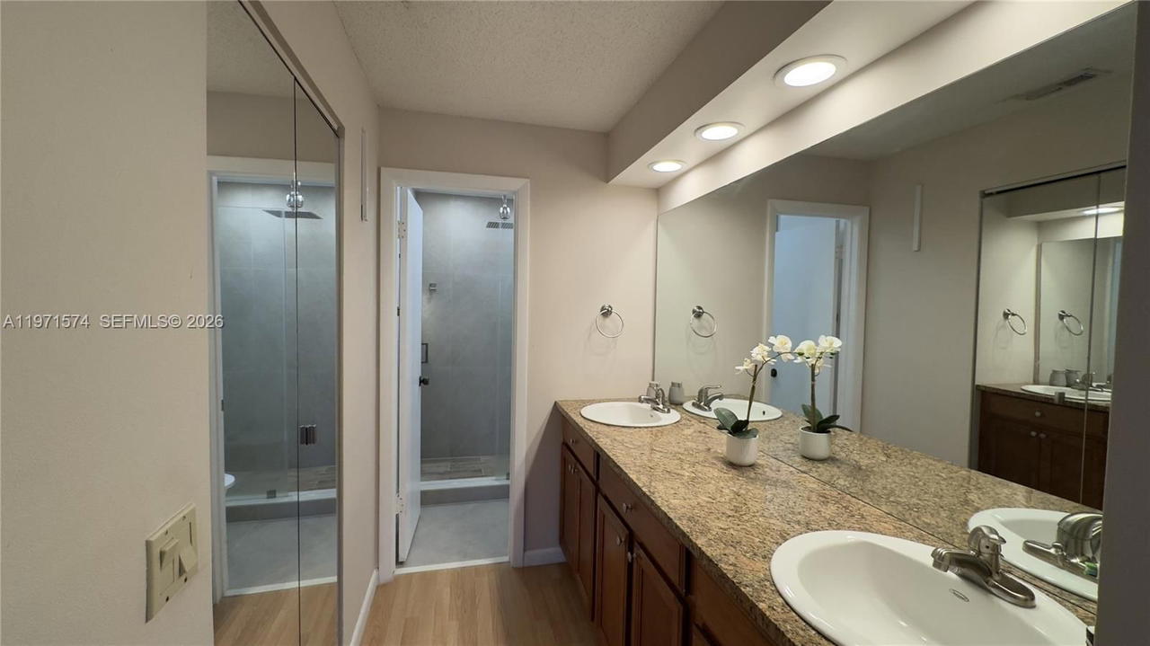Real estate property located at 15205 45th Ter #45E, Miami-dade, Lakes Meadow Vilg Homes C, Miami, FL