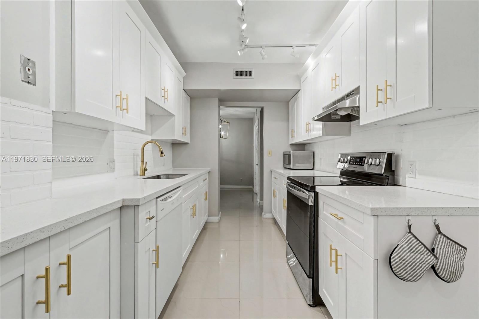 Real estate property located at 4200 Hillcrest Dr #406, Broward, Hillcrest East No 24 Cond, Hollywood, FL