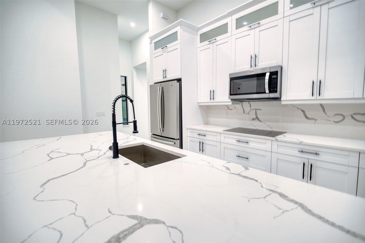 Real estate property located at 9 12 PL, Lee, Cape Coral Unit 52, Cape Coral, FL