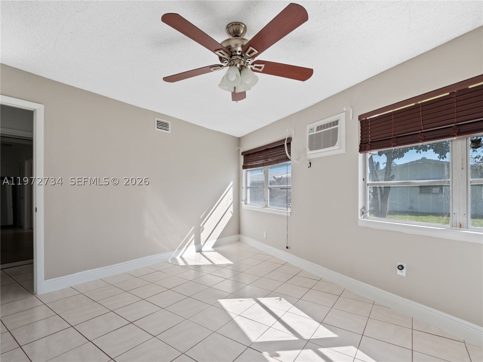 Real estate property located at 7504 70th Ave, Broward, Mainlands Of Tamarac Lake, Tamarac, FL
