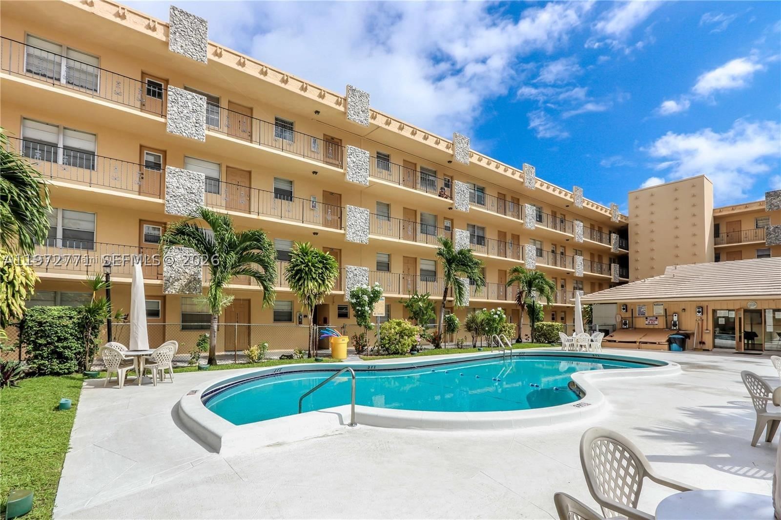 Real estate property located at 2145 Pierce St #421, Broward, Warrenton House Condo, Hollywood, FL