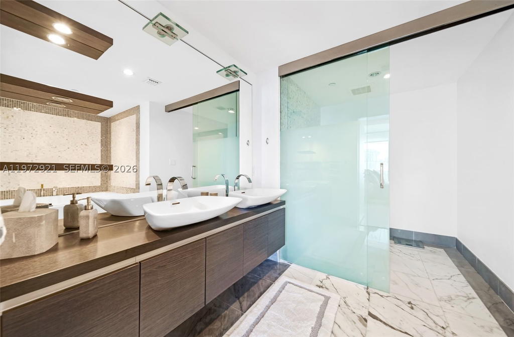 Real estate property located at 200 Biscayne Boulevard Way #3811, Miami-dade, Epic West Condo, Miami, FL