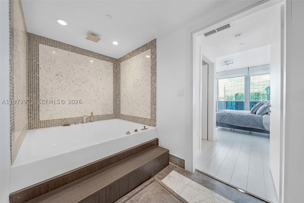 Real estate property located at 200 Biscayne Boulevard Way #3811, Miami-dade, Epic West Condo, Miami, FL