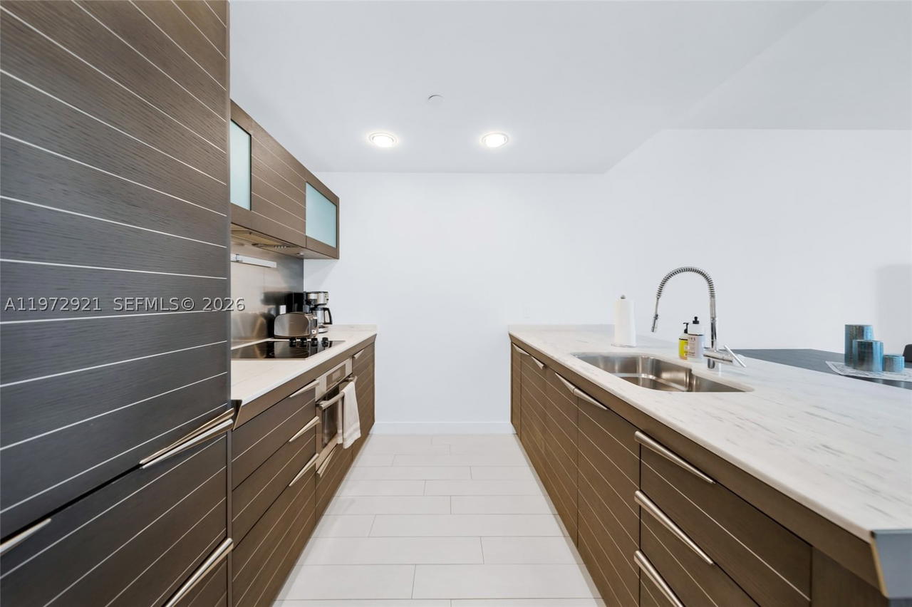 Real estate property located at 200 Biscayne Boulevard Way #3811, Miami-dade, Epic West Condo, Miami, FL